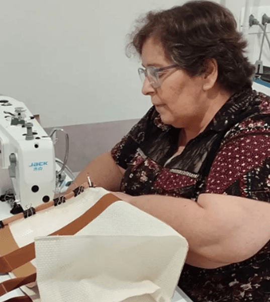 nelcimara costurando